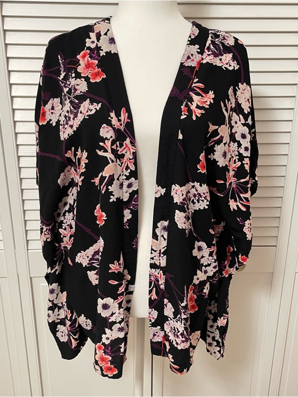 H&M Viscose Kimono Open Front Cardigan Flyaway Black Floral Fall Bloom Boho